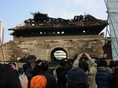 800px-Namdaemun_After_Fire.jpg